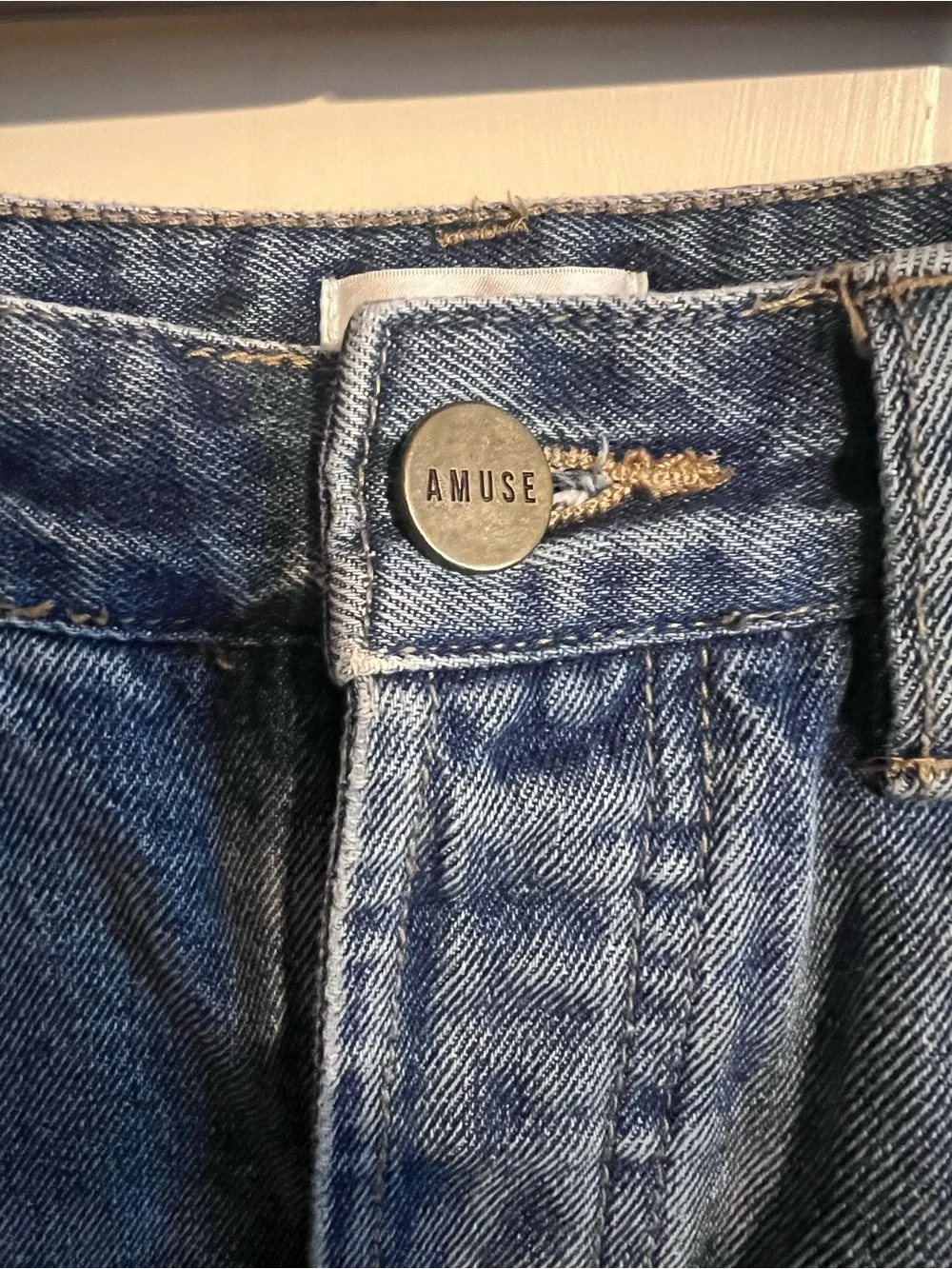 Amuse Society Medium Wash 5-Button Fly Denim Frayed Hem Shorts